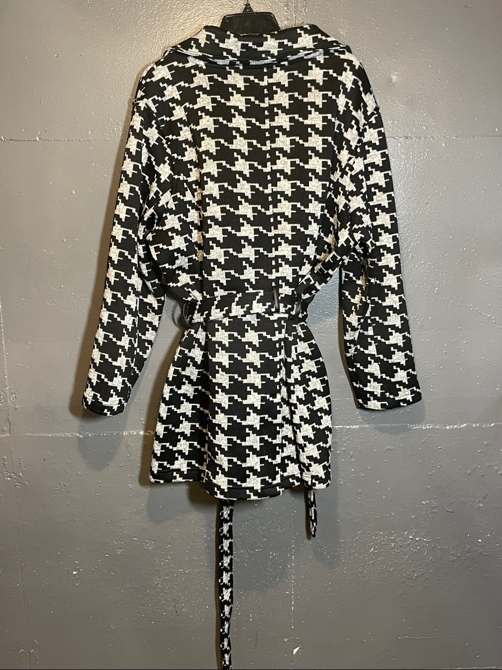 Roz & Ali Black and White Houndstooth Long Sleeve Wrap Coat - Picture 4 of 13